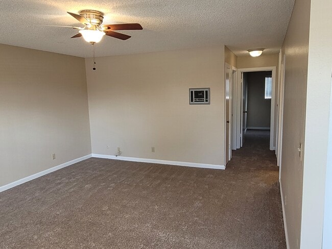 Living room - 1301 Hemlock Ave