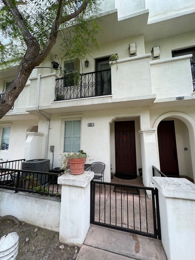 Building Photo - Gorgeous Townhome near Downtown Ventura & Beaches