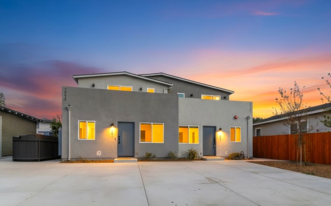 Building Photo - 3042-3044 J St Unit 103