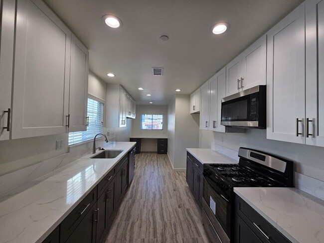 Newly Remodeled 2 Bedroom / 1 Bath! Call o... - Newly Remodeled 2 Bedroom / 1 Bath! Call o... Apartment Unit 1451-A