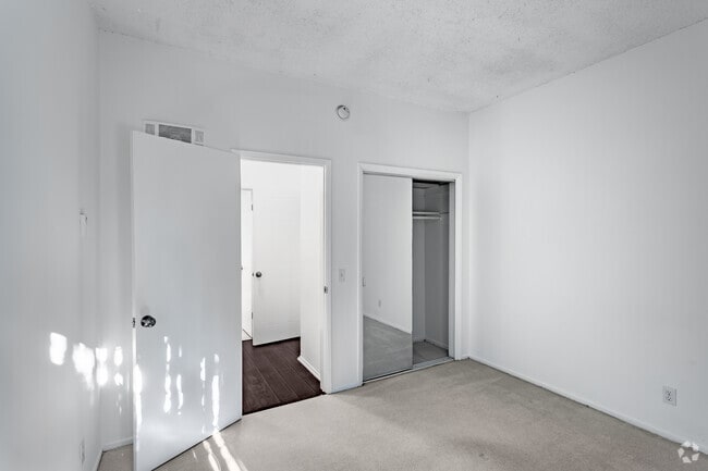 2BR, 2BA - 1000 SF - 10905 Ohio Ave