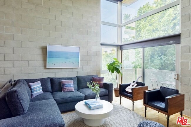 Photo - 530 N Larchmont Blvd Unit 3