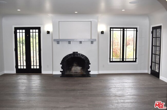 Photo - 1303 S Tremaine Ave Unit #1305