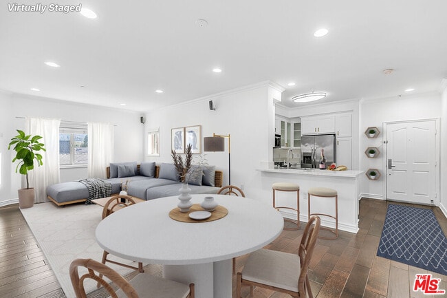 Building Photo - 11504 Moorpark St Unit 103