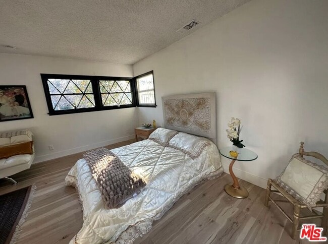 Photo - 19557 Calvert St