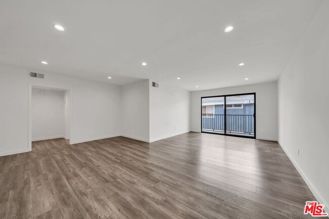 Photo - 7453 Haskell Ave Unit 7