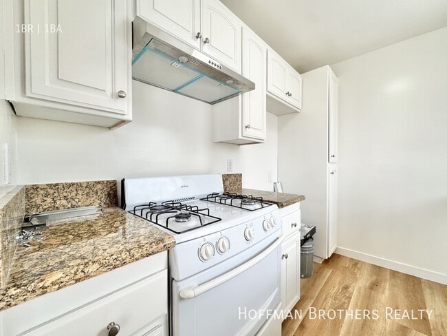 Photo - 1000 N Doheny Dr Unit 100