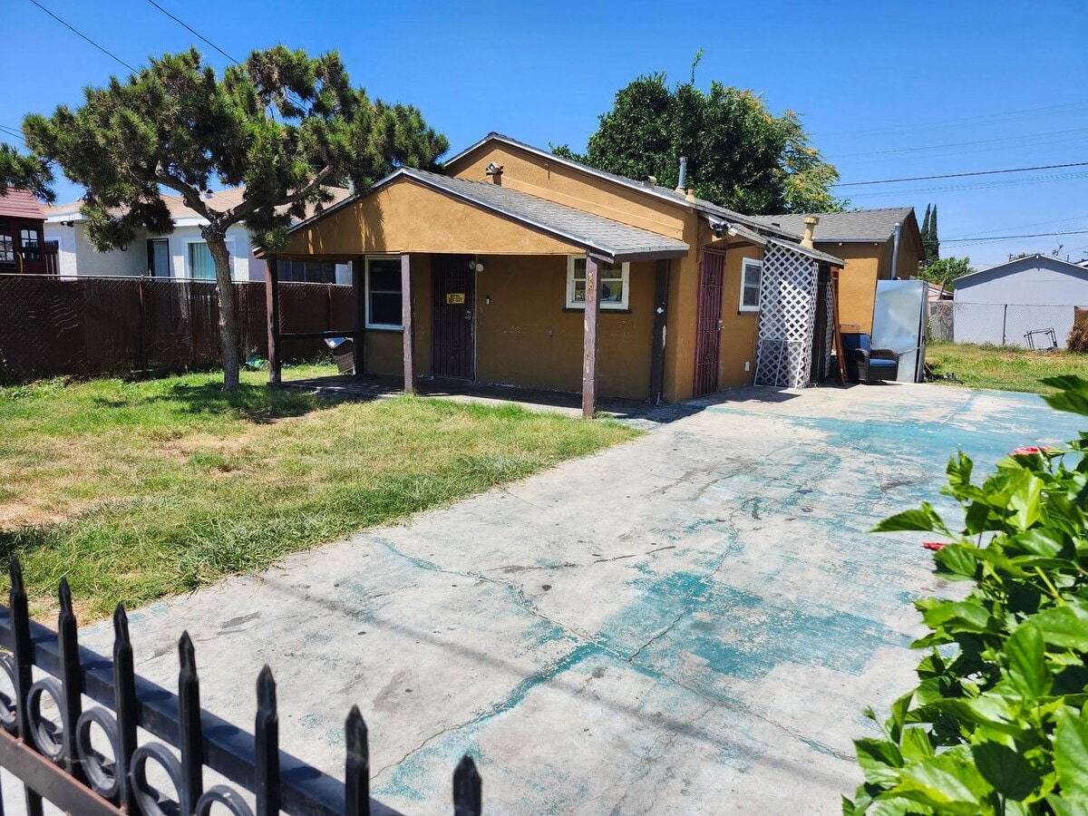 Photo - 2123 E Piru St