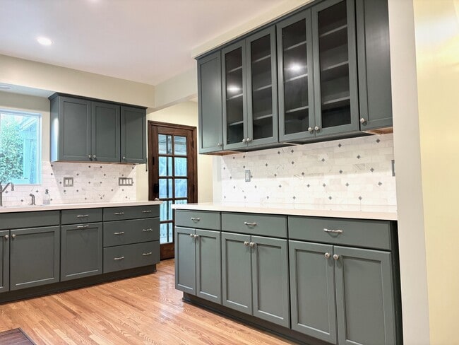 Photo - 559 W 39th St