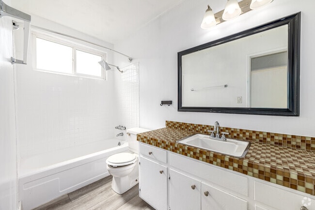 1BR, 1BA - 625SF - Bathroom - Dream Lofts