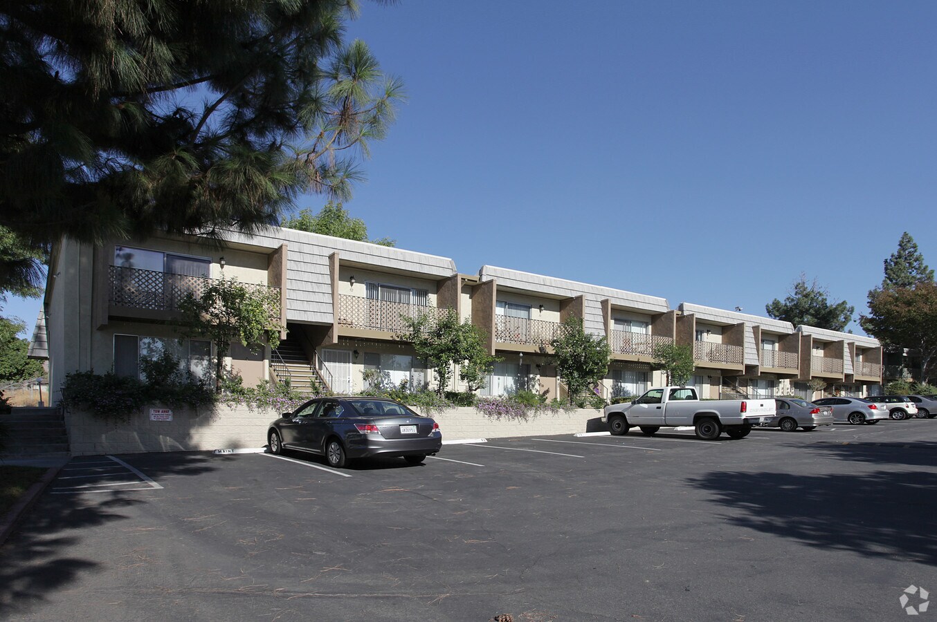 Granada Pueblo Apartments - Granada Pueblo Apartments