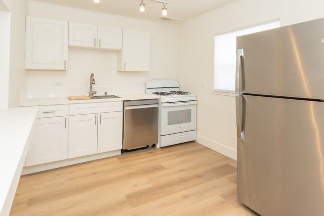 Photo - **REDUCED SECURITY DEPOSIT** Refreshed 2 Bed /1 Bath Pacific Beach Duplex Near the Ocean & Bay! Unit 4430