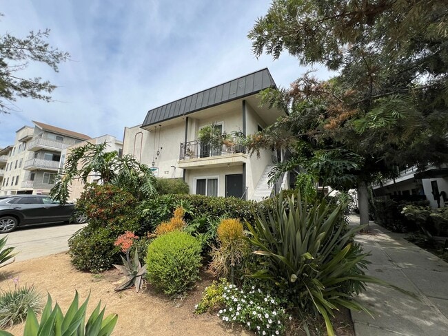 Building Photo - 3746 S Canfield Ave