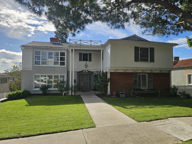 Building Photo - 3250 Lowry Rd Unit 3250 Lowry Road