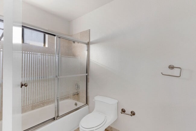 Building Photo - Gorgeous 4-Bedroom Pool Home South of the ...