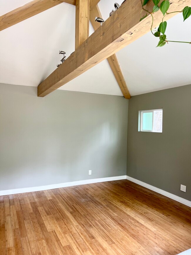 Photo - 10748 Charnock Rd