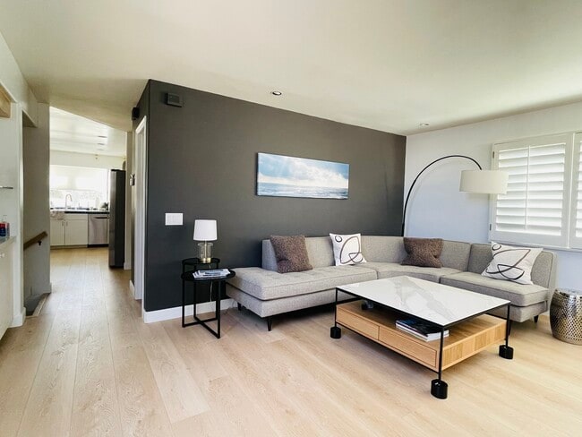 Living Room - 6620-6624 La Jolla Blvd