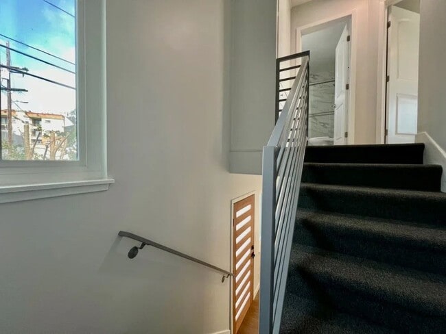 Photo - 903 S Barrington Ave