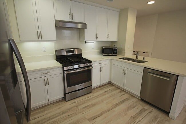 Building Photo - 2 Bedroom/2.5 Bath Townhouse