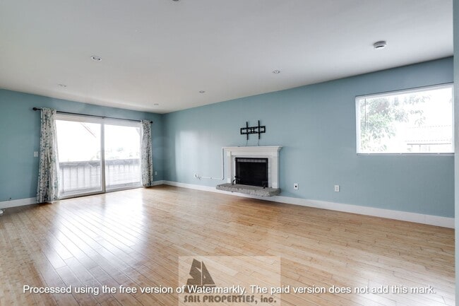 Building Photo - Welcome to this stunning 2-bedroom, 2-bathroom home located in the vibrant Huntington Beach Unit 130