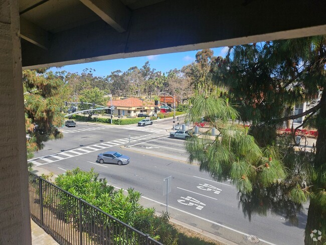 Building Photo - Beautiful 3 Bedroom 2 Bathroom Unit Rental