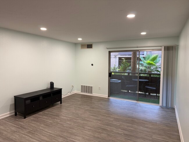 Building Photo - 1615 Hotel Cir S Unit D103