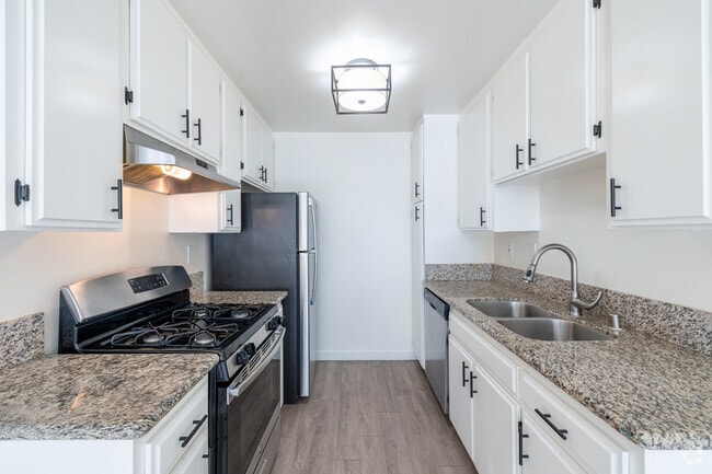1BR, 1BA - 650SF - Kitchen - 11817 Victory Blvd