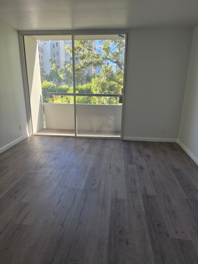 Building Photo - 600 W 9th St Unit 502