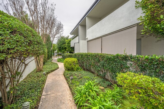 Building Photo - 420 Fairview Ave