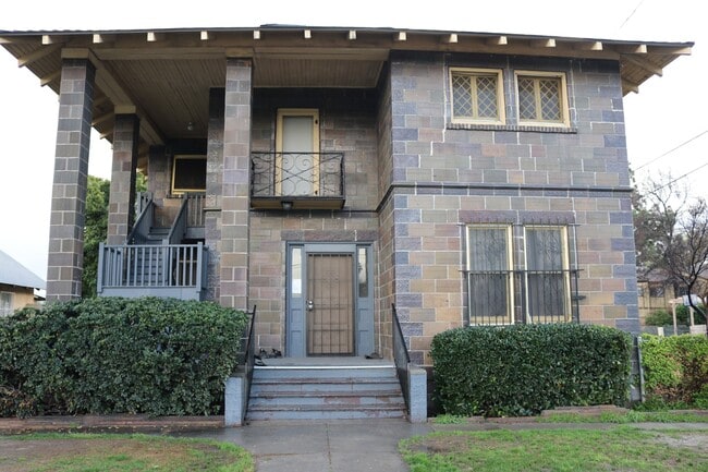 Photo - 649 W 8th St