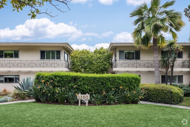 Building Photo - Spacious 2BR on Millionaire's Row! Unit 7 Rental