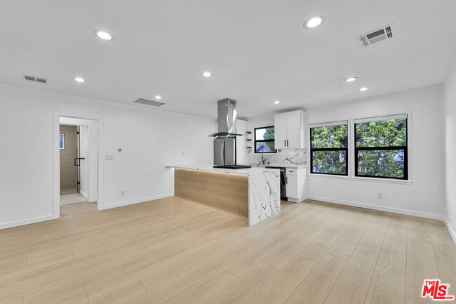 Building Photo - 926 N Spaulding Ave Unit 5