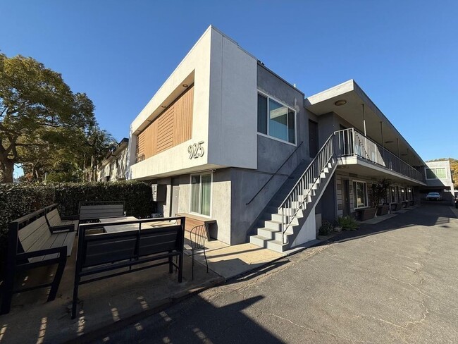 Photo - 925 W 30th St Unit 4