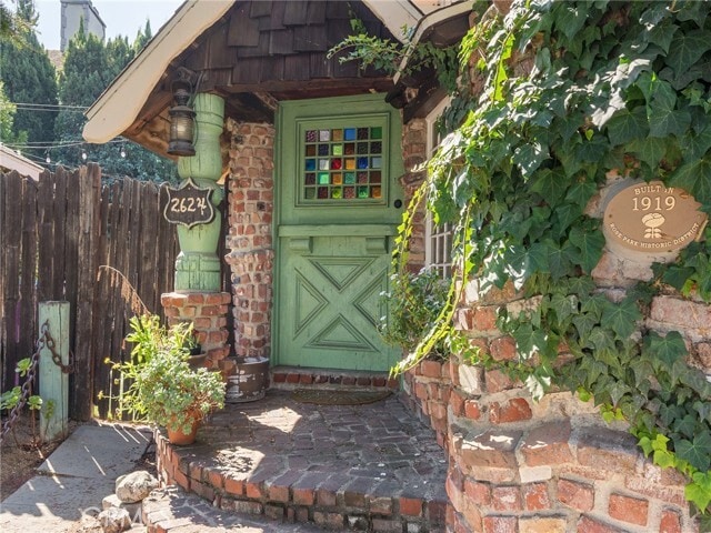 Building Photo - 2624 E 8th St