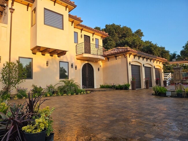 Exquisite 5-Bedroom Luxury Pool Home with ... - Exquisite 5-Bedroom Luxury Pool Home with ...