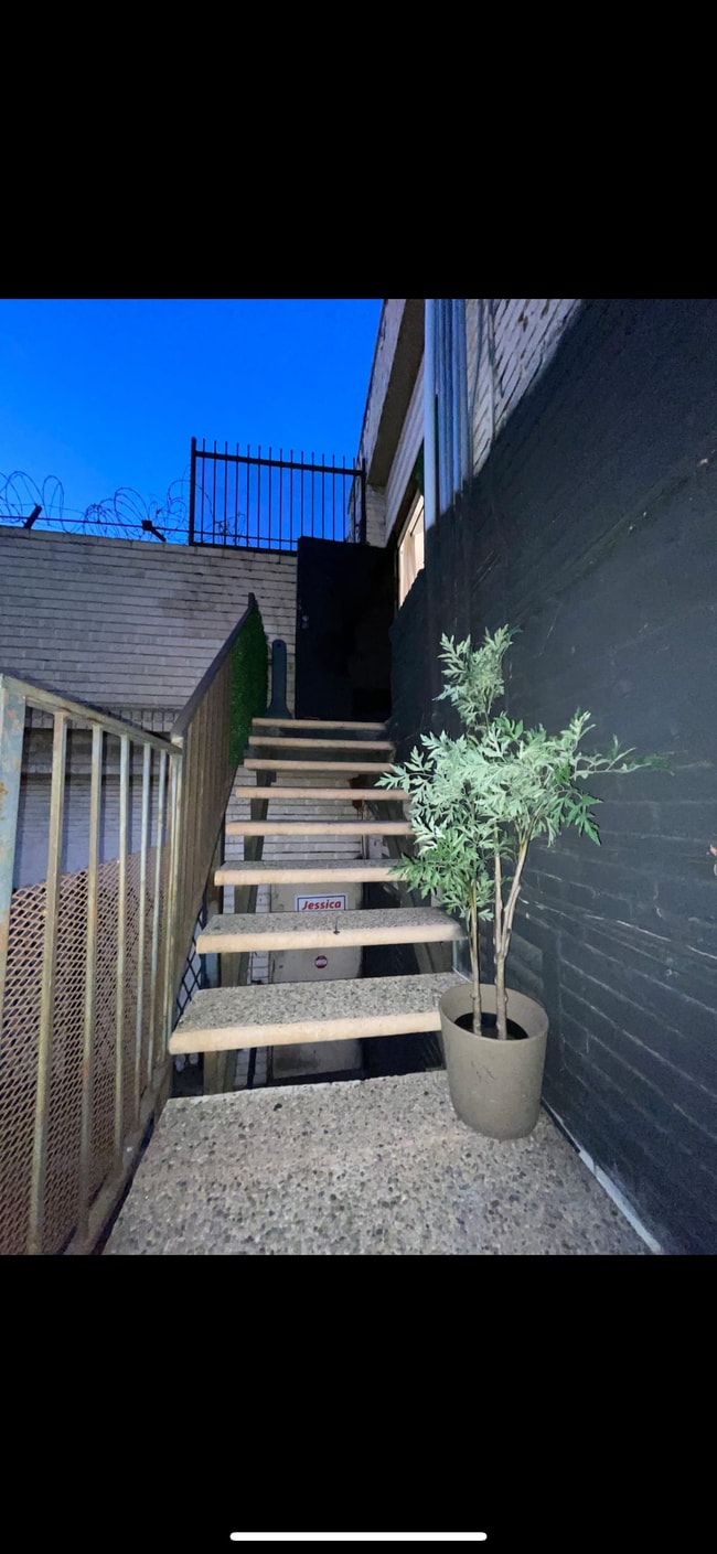 Building Photo - 2425 Hunter St Unit 0