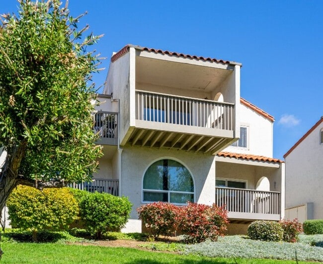 Building Photo - Gorgeous Beach Close Carlsbad Condo! Unit B