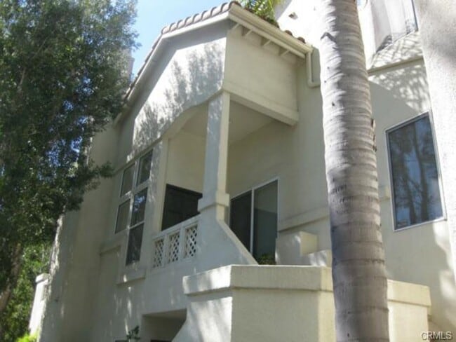 Building Photo - Spacious End-Unit Townhome in the Charming...