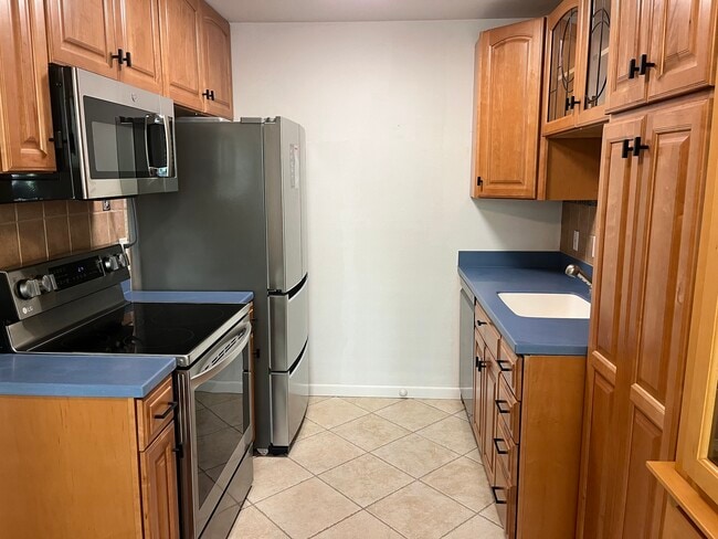 Kitchen: refrigerator, dishwasher, stove, microwave - 8620 Via Mallorca Unit B
