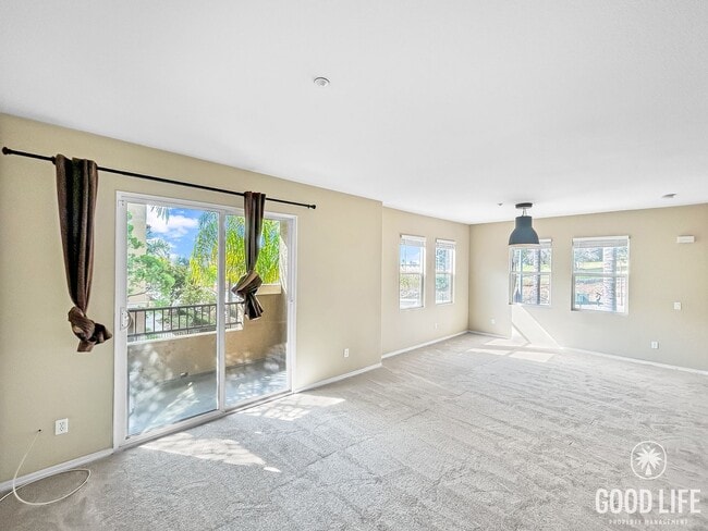 Photo - Spacious 2B/3BA + Den Townhouse in City He...