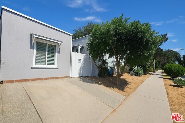 Building Photo - 1121 N Curson Ave Unit 2 Rental