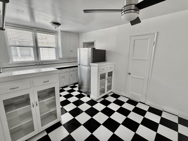 Photo - 11152-11154 Morrison St