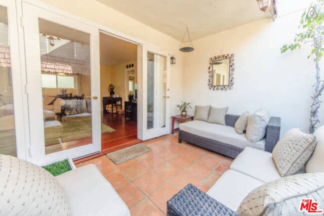 Building Photo - 2418 Graham Ave Unit 2