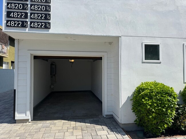 Building Photo - Sampson 4822 1/2 Unit 4822 1/2