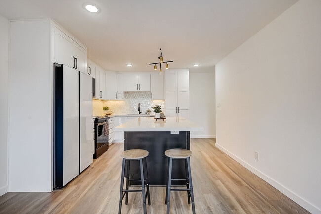 Photo - 6th and Raymond