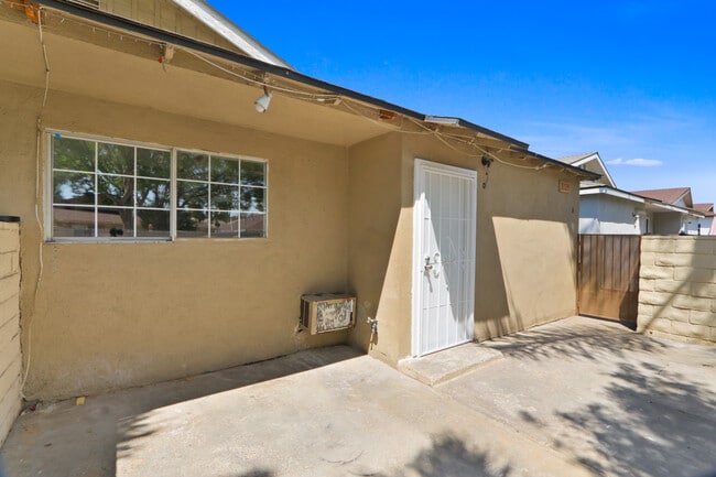 Building Photo - 3025 Garnet Ln Unit B