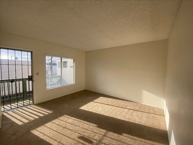 Photo - GREAT PB LOCATION! On Site Laundry! Spacious Bedroom! Unit 1740 Missouri St