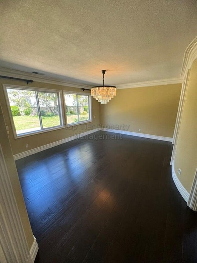 Photo - Spacious (5+bed/3bath) Home with Huge Back...