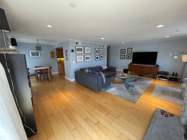 Photo - 1951 N Beachwood Dr Unit 207