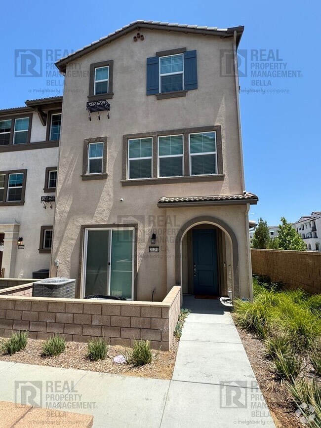 Building Photo - Modern 4-Bedroom Condo with Prime Temecula...